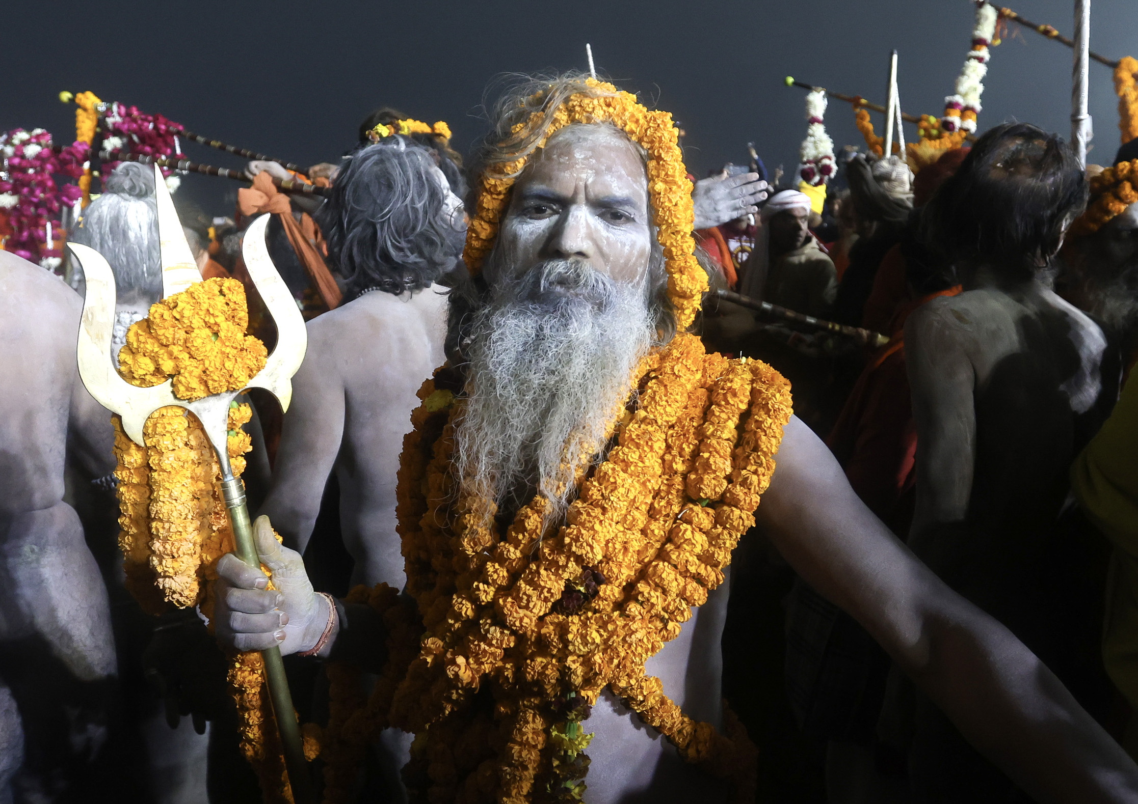 Prayagraj (India), 14/01/2025.- Hindu naked ascetic holy men, known as Naga Sadhus, take part in a procession before taking a 'Shahi Snan', a sacred bathing ritual, during the Kumbh Mela festival at Sangam, the confluence of the holy rivers Ganges, Yamuna and Saraswati, in Prayagraj, northern state of Uttar Pradesh, India, 14 January 2025. Hundreds of millions of pilgrims from across India are expected to gather for ritual baths at the confluence of India's sacred Ganges river, Yamuna river and the mythical Saraswati during the six-week Hindu festival held every 12 years. EFE/EPA/RAJAT GUPTA