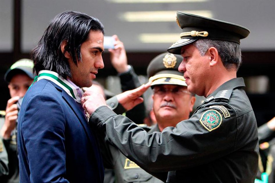 Falcao recibe la medalla del mérito ciudadano de la Policía