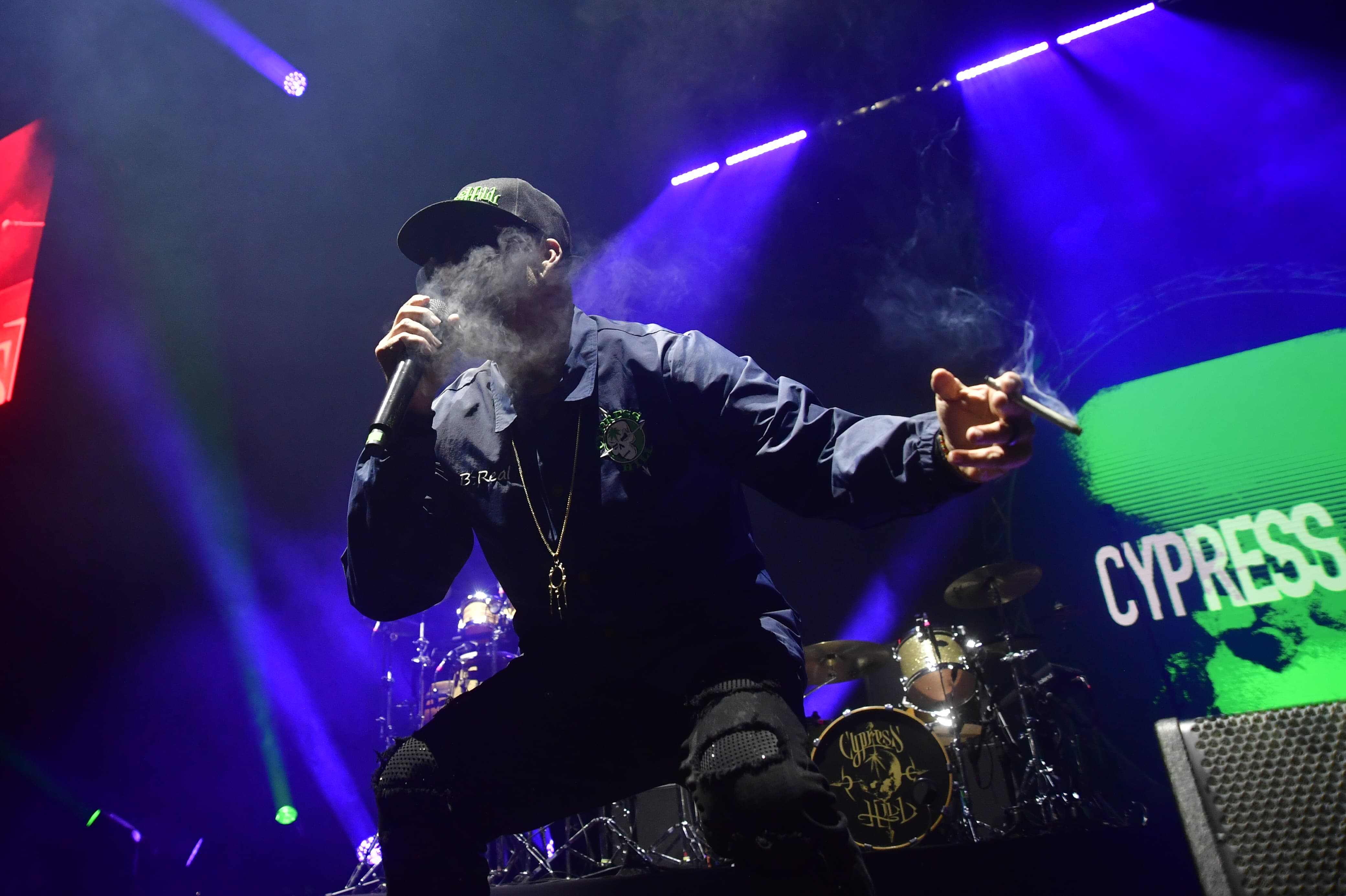 Sen Dog y B-Real manejaron la tarima como los veteranos que son, demostrando que el tiempo no les quita filo, sino que los hace más afilados y poderosos. Entre el humo del cannabis, Cypress Hill hizo de Bogotá un templo del rap.