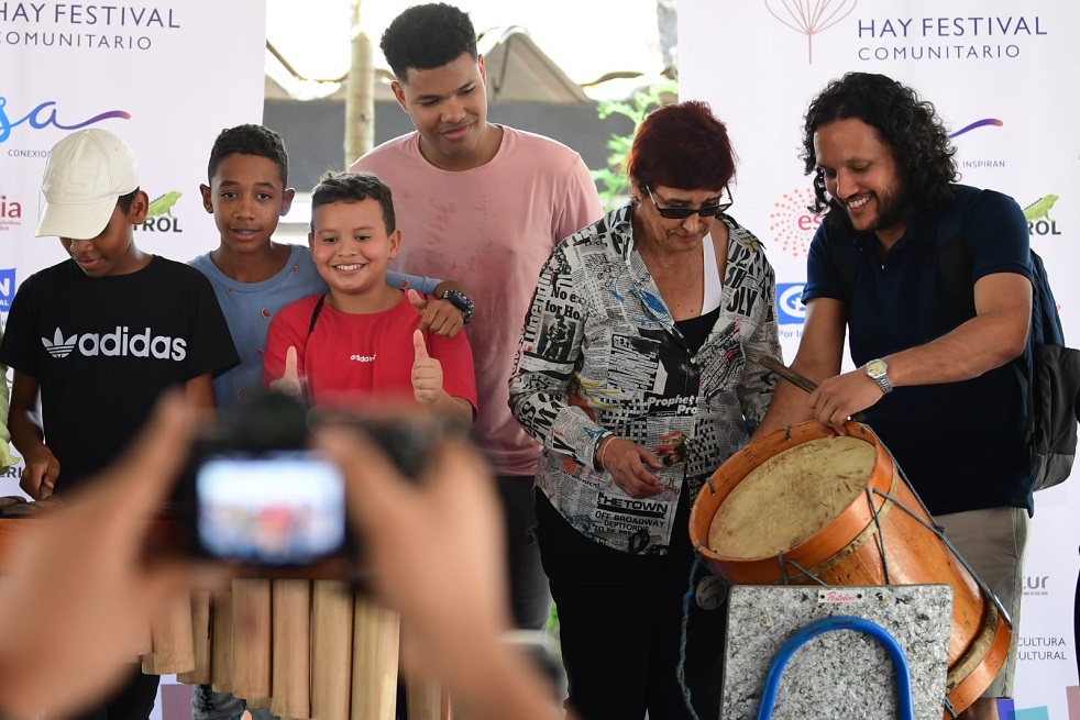 Los estudiantes que participaron en el taller con la Pacifican Power luego tuvieron una presentación en la cancha principal de la escuela, en la inauguración del Hay Festival comunitario, en presencia de las directivas del festival y de la ministra de Cultura, Patricia Ariza.