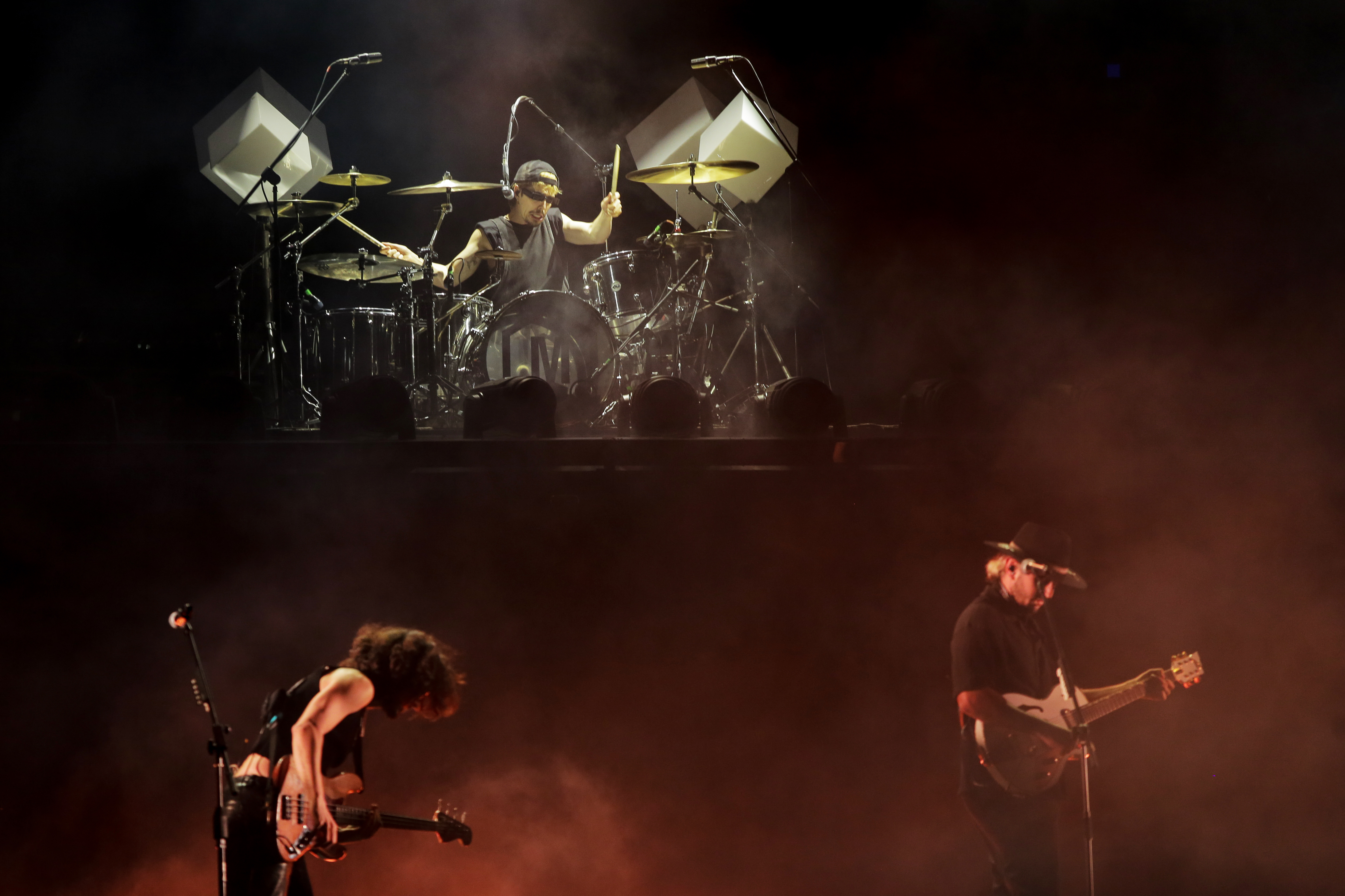 AME7379. LIMA (PERÚ), 15/10/2024.- Integrantes de la agrupación Morat realizan una presentación este lunes en el Estadio Nacional de Lima (Perú). La banda colombiana Morat ha conseguido en la noche de este lunes un lleno total histórico de 35.000 personas en su concierto del Estadio Nacional de Lima. EFE/ Gerardo Marin