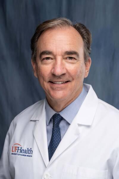 Cusi es miembro del Colegio Americano de Médicos (ACP) y de la Asociación Americana de Endocrinólogos Clínicos (AACE).