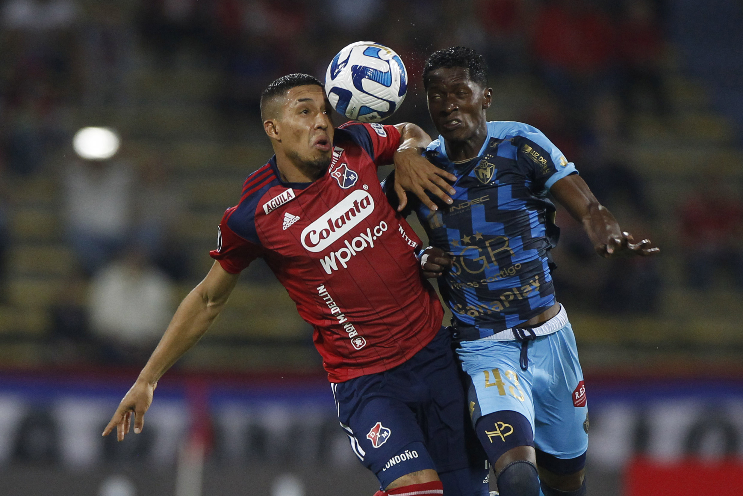 AMDEP1944. MEDELLÍN (COLOMBIA), 01/03/2023.- Daniel Londoño (i) de Medellín disputa un balón con Jorge Ordoñez de El Nacional hoy, en un partido de la Copa Libertadores entre Deportivo Independiente Medellín (DIM) y El Nacional en el estadio Atanasio Girardot en Medellín (Colombia). EFE/Luis Eduardo Noriega A.