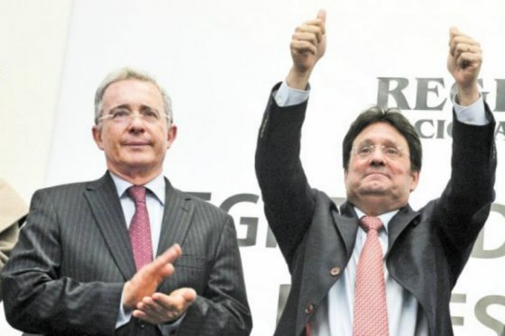 «Los pantalones de Francisco Santos son más corticos pero la correa bien apretada»: Uribe