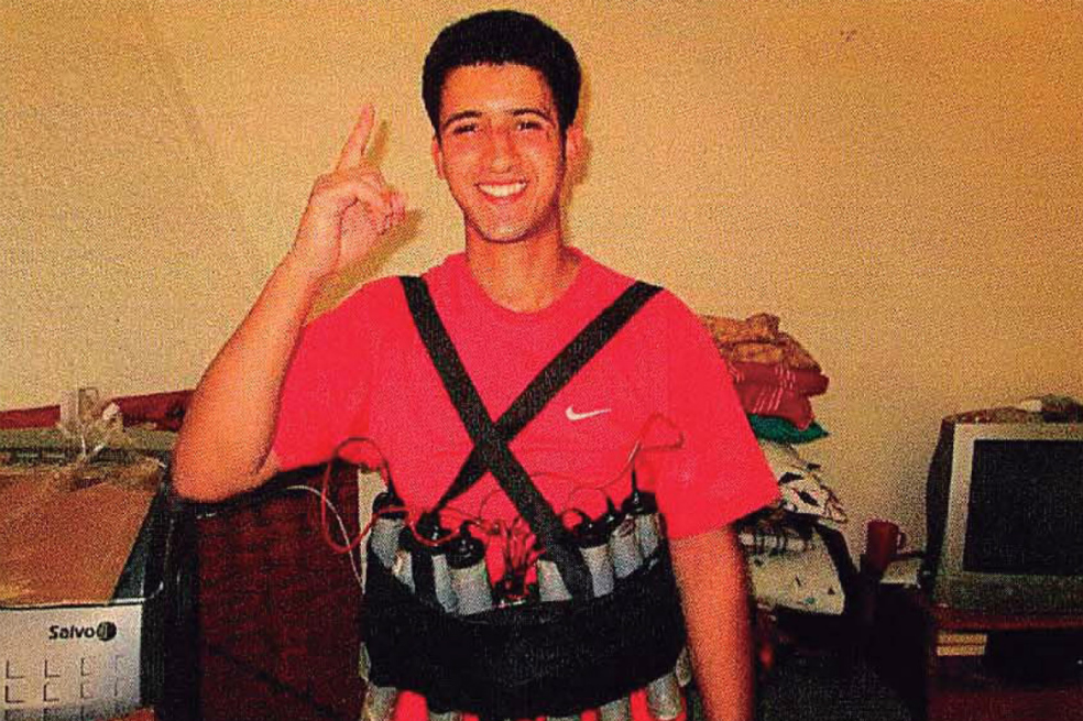 Sonriendo con un chaleco bomba: fotos muestran preparativos de ataque terrorista