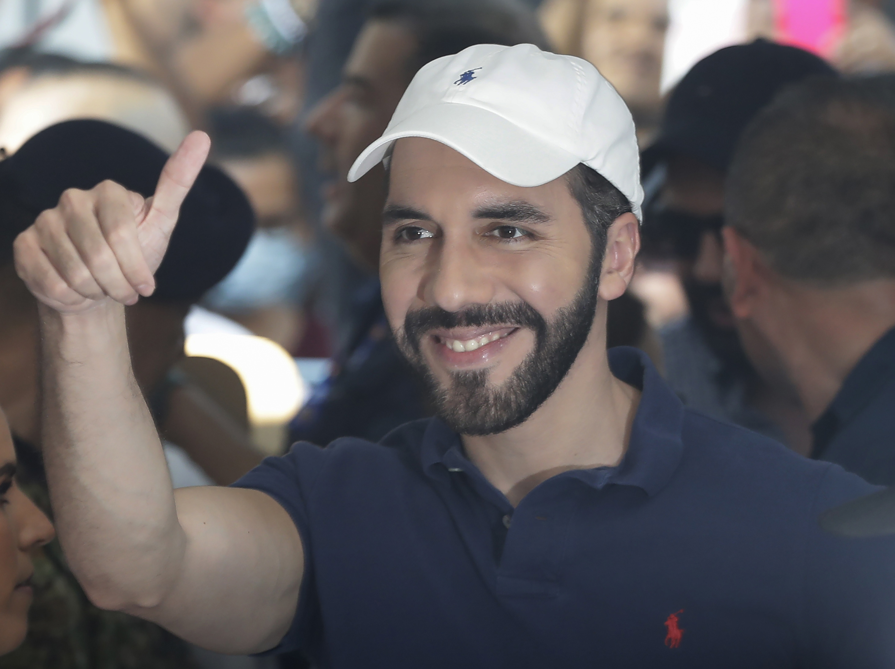 Bukele ofrece 5.000 pasaportes gratuitos y exenciones fiscales a profesionales