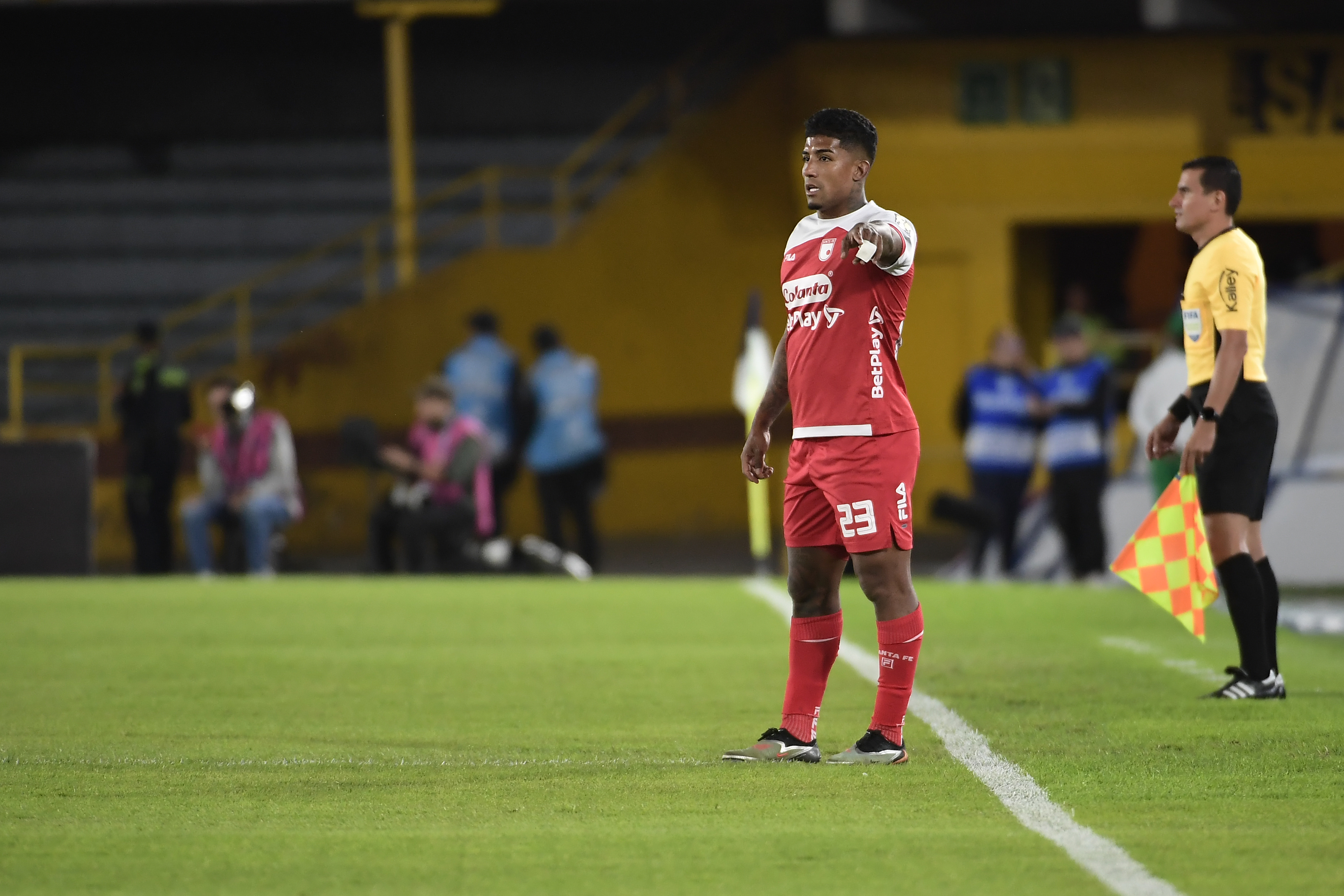 Jugador de Santa Fe durante el compromiso ante Millonarios en el Estadio El Campin de Bogotá