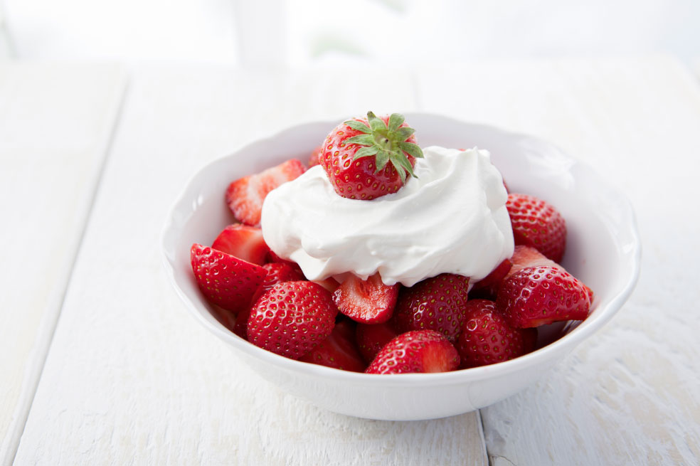 Fresas con crema chantilly y leche condensada ¡Qué delicia!