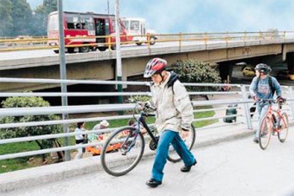Buscan que policías escolten caravanas de ciclistas para incentivar uso de bicicleta