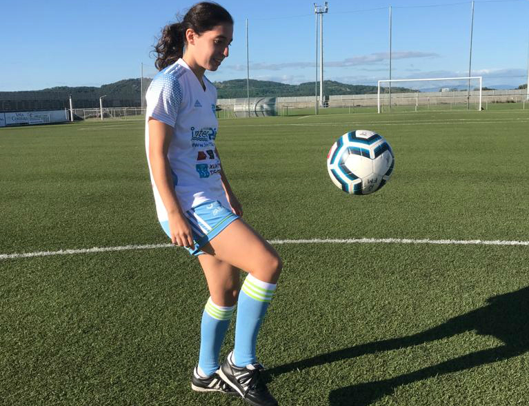 Paula Dapena juega en el equipo español Viajes Interrías.