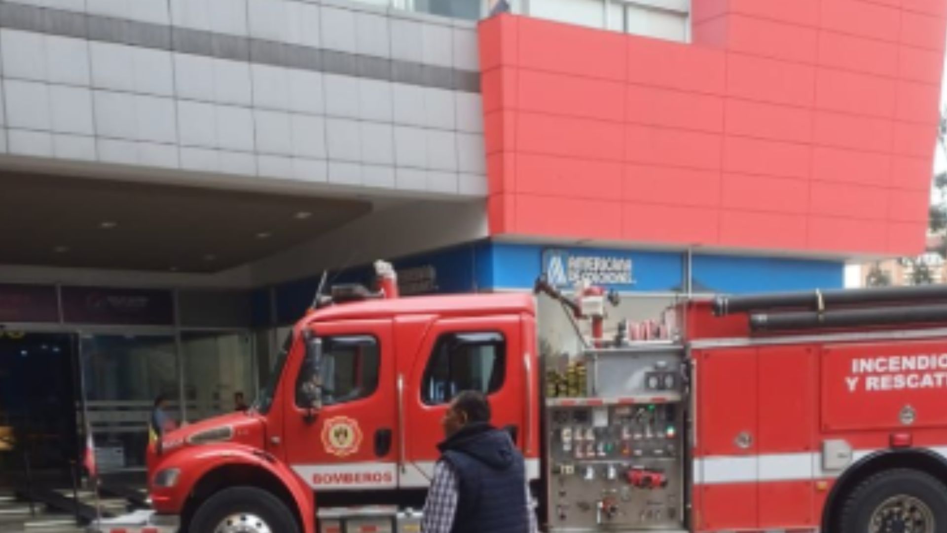Grave incendio en local de colchones fue controlado y no se reportaron lesionados