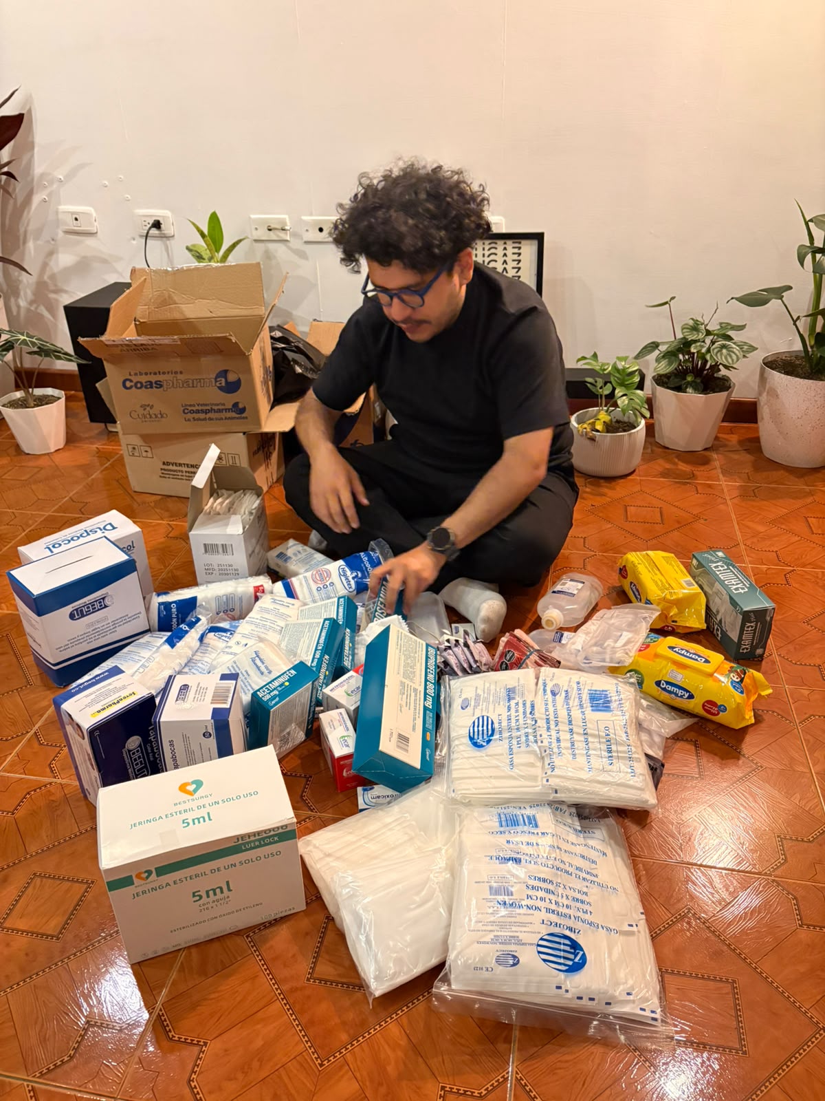 El librero Anthony Pulgarín decidió ofrecer talleres de literatura colombiana a cambio de aportes para el Chocó. El primer día reunió COP 1 millón y compró medicamentos para donar. Después consiguió recursos para comprar una planta eléctrica. “Colombia es de todos. Nos toca hacer algo”, expresa.