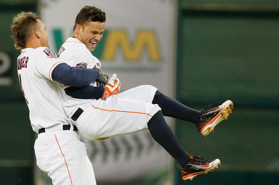 José Altuve celebra el batazo de la victoria contra los Marineros de Seattle. Foto: AFP