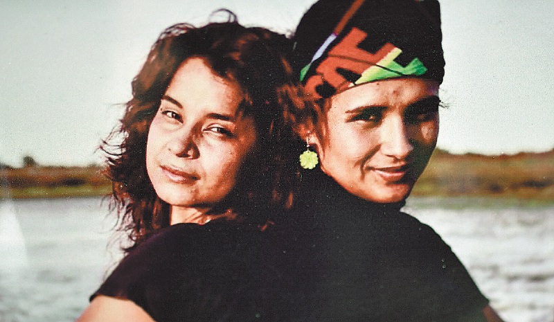 Alexa Rochi (derecha) junto a una de sus compañeras mientras aprendía fotografía en las filas de las Farc.