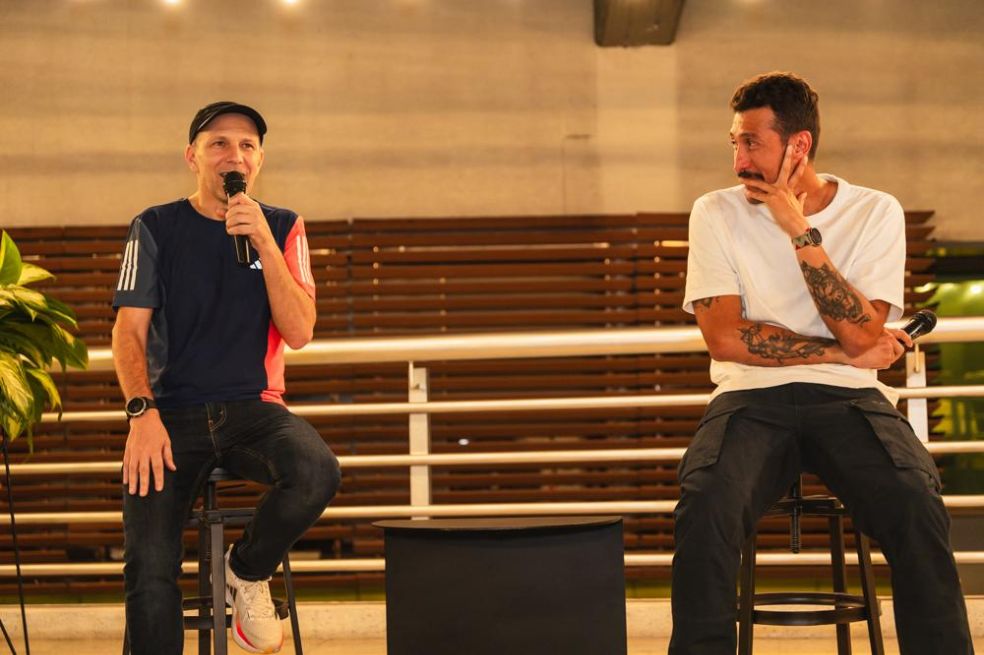 Santiago García (izquierda) y Diego Ortega (derecha) estuvieron en una charla que buscó inspirar a los corredores que participarán en Maratón Medellín.