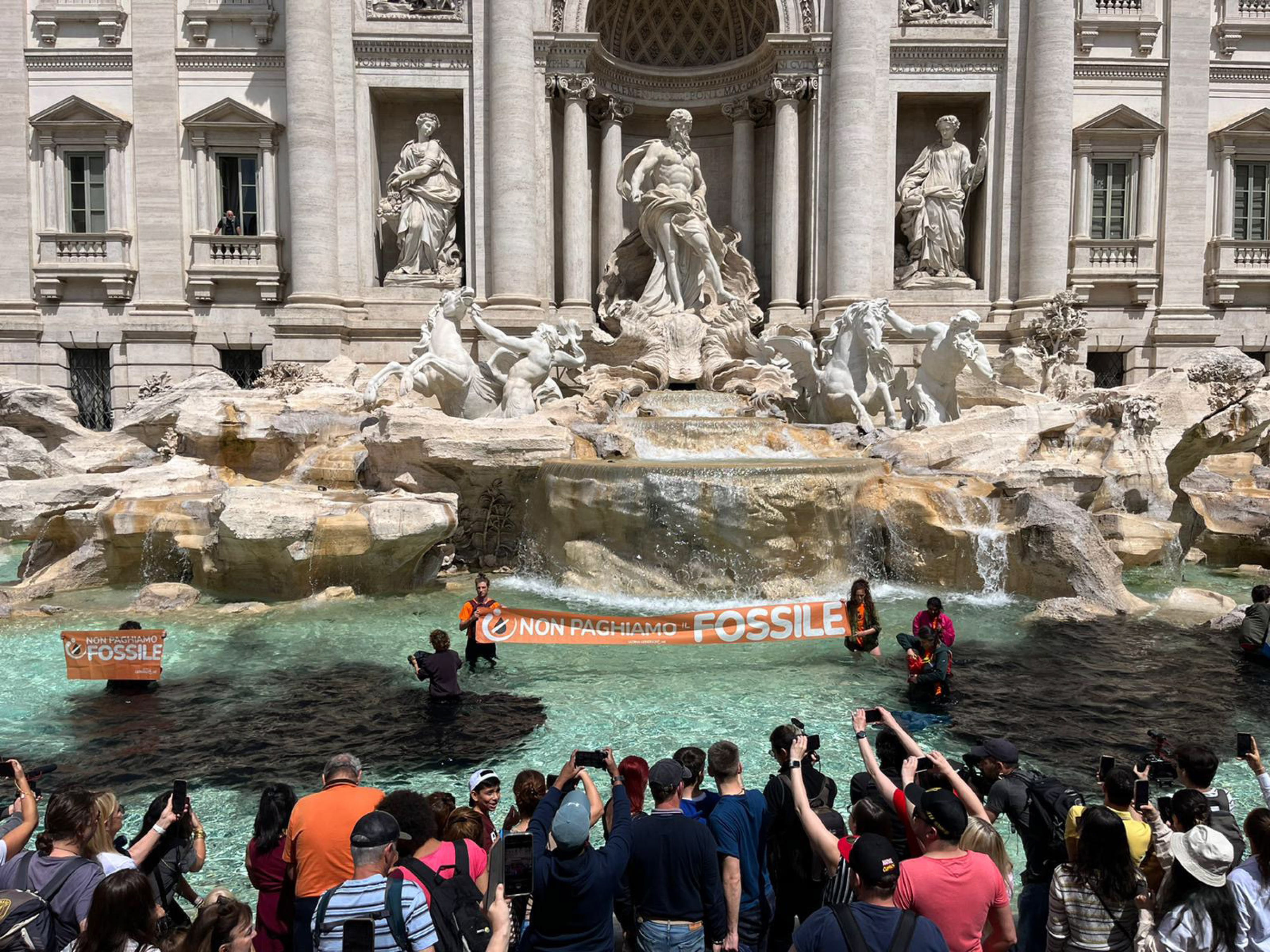 Activistas en Italia tiñen de carbón el agua de Fontana di Trevi