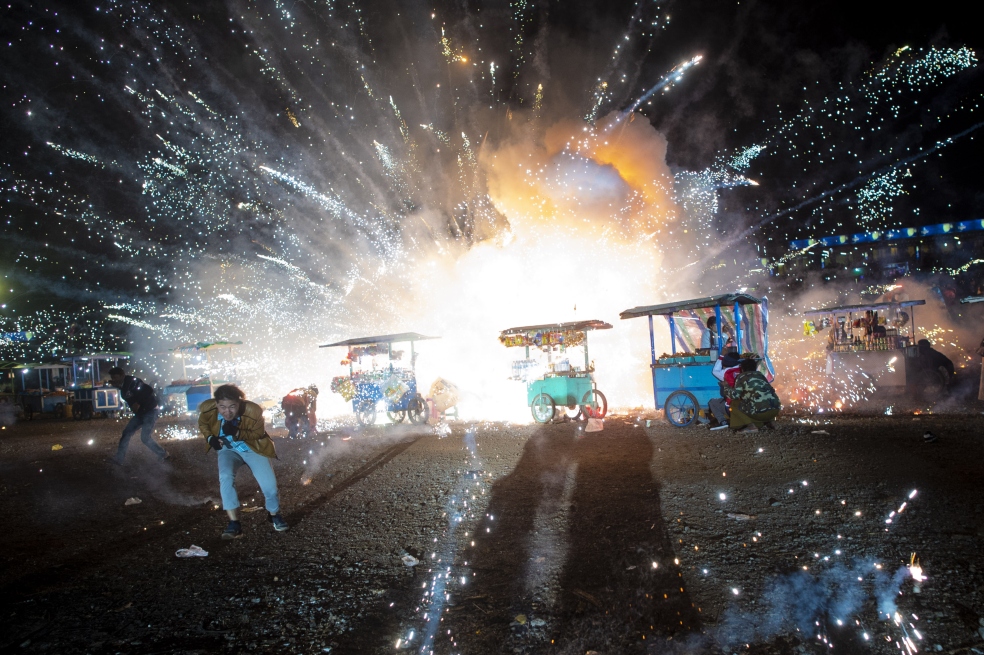 En fotos: el festival de fuegos artificiales que ilumina las noches en Birmania