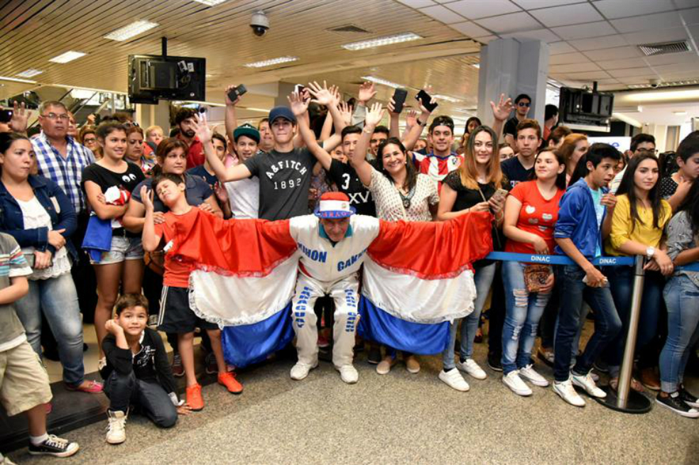 Jugadores de Paraguay son recibidos como héroes tras vencer a Colombia