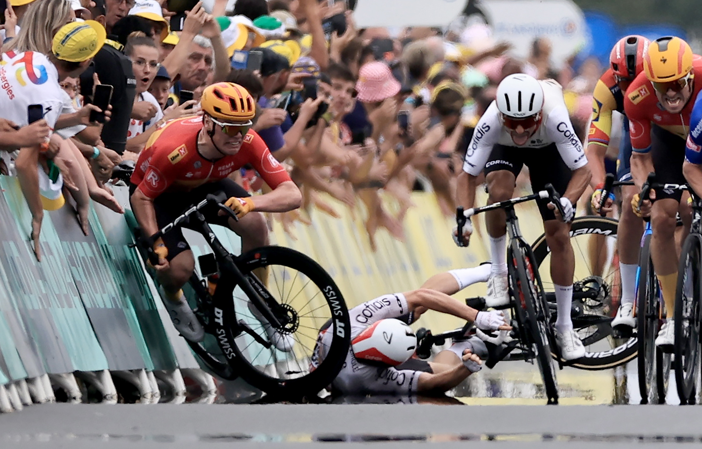 Nogaro (France), 04/07/2023.- French rider Axel Zingle (C) of team Cofidis and Norwegian rider Soeren Warenskjold (L) of Uno-X Pro Cycling Team crash as the peloton sprints to the finish line of the 4th stage of the Tour de France 2023, a 181,8km race from Dax to Nogaro, France, 04 July 2023. (Ciclismo, Francia) EFE/EPA/CHRISTOPHE PETIT TESSON