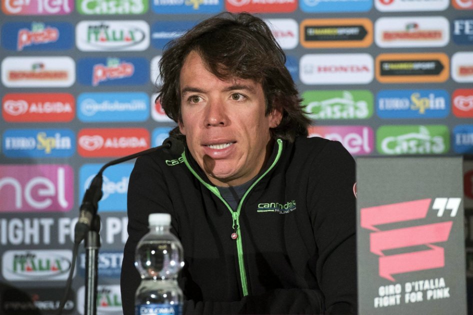 El ciclista colombiano Rigoberto Urán, del Cannondale Pro Cycling, da una rueda de prensa previa al inicio del Giro de Italia. / EFE