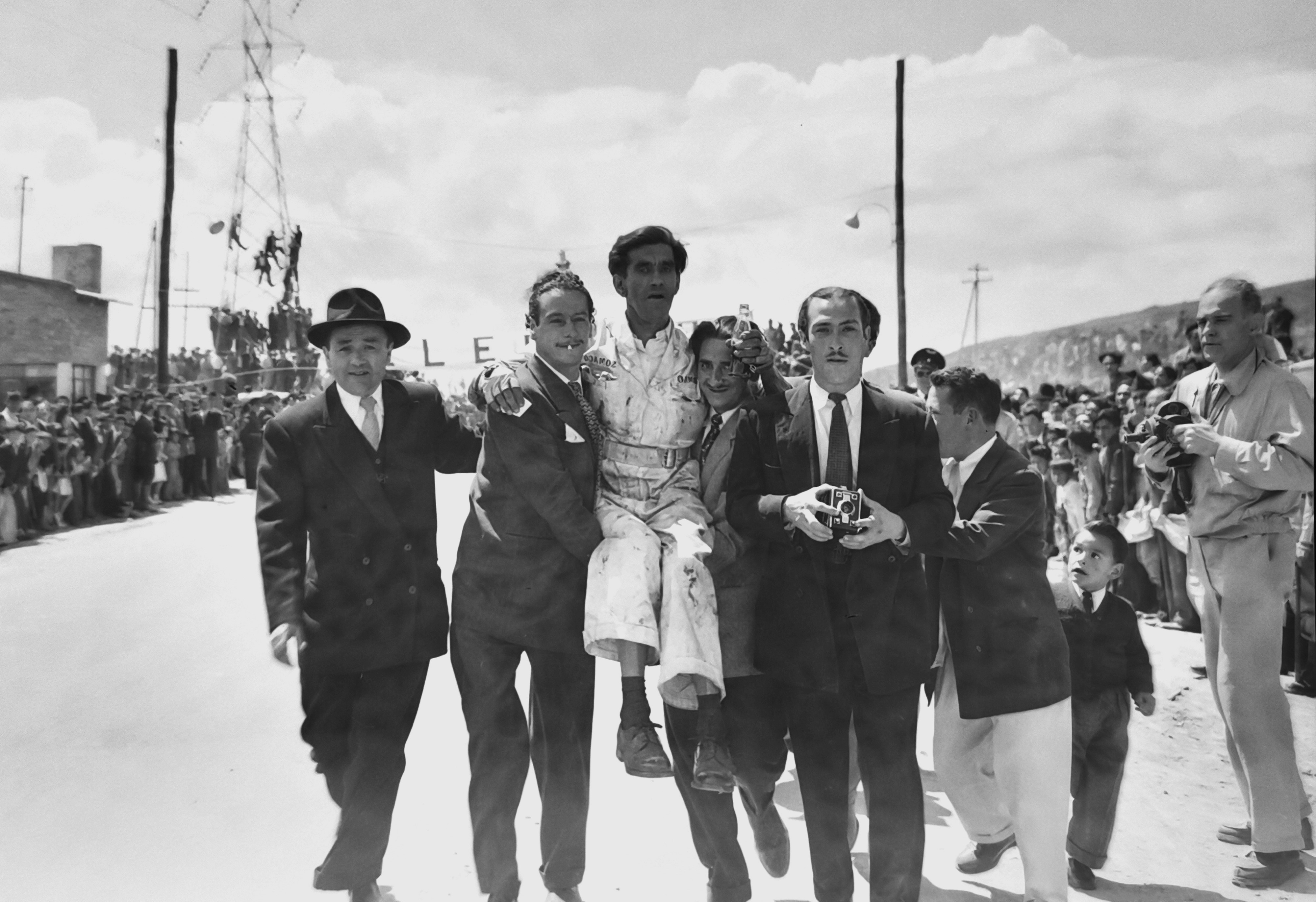 Luis Rafael Garzón es levantado en brazos tras ganar una carrera (1955).