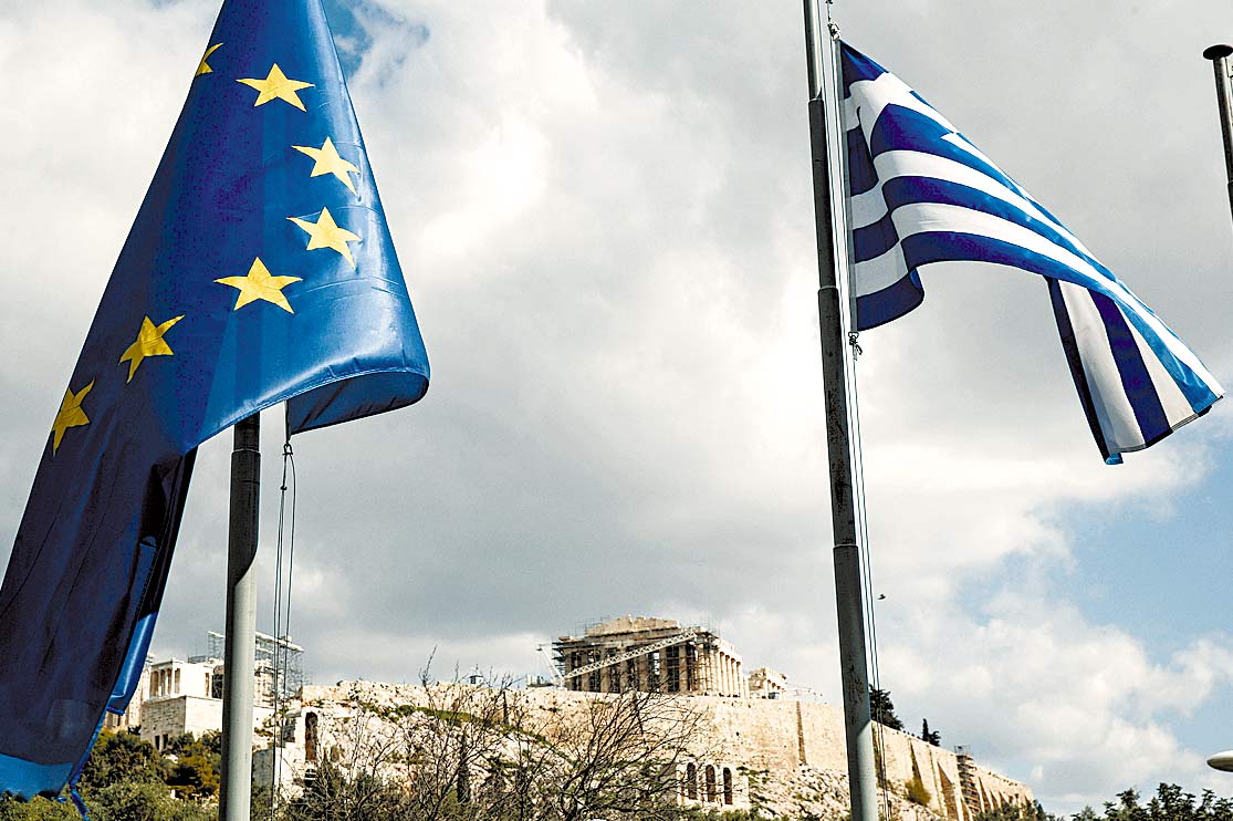 Banderas de la UE y de Grecia ondean frente al Partenón en la Acrópolis de Atenas. / Bloomberg