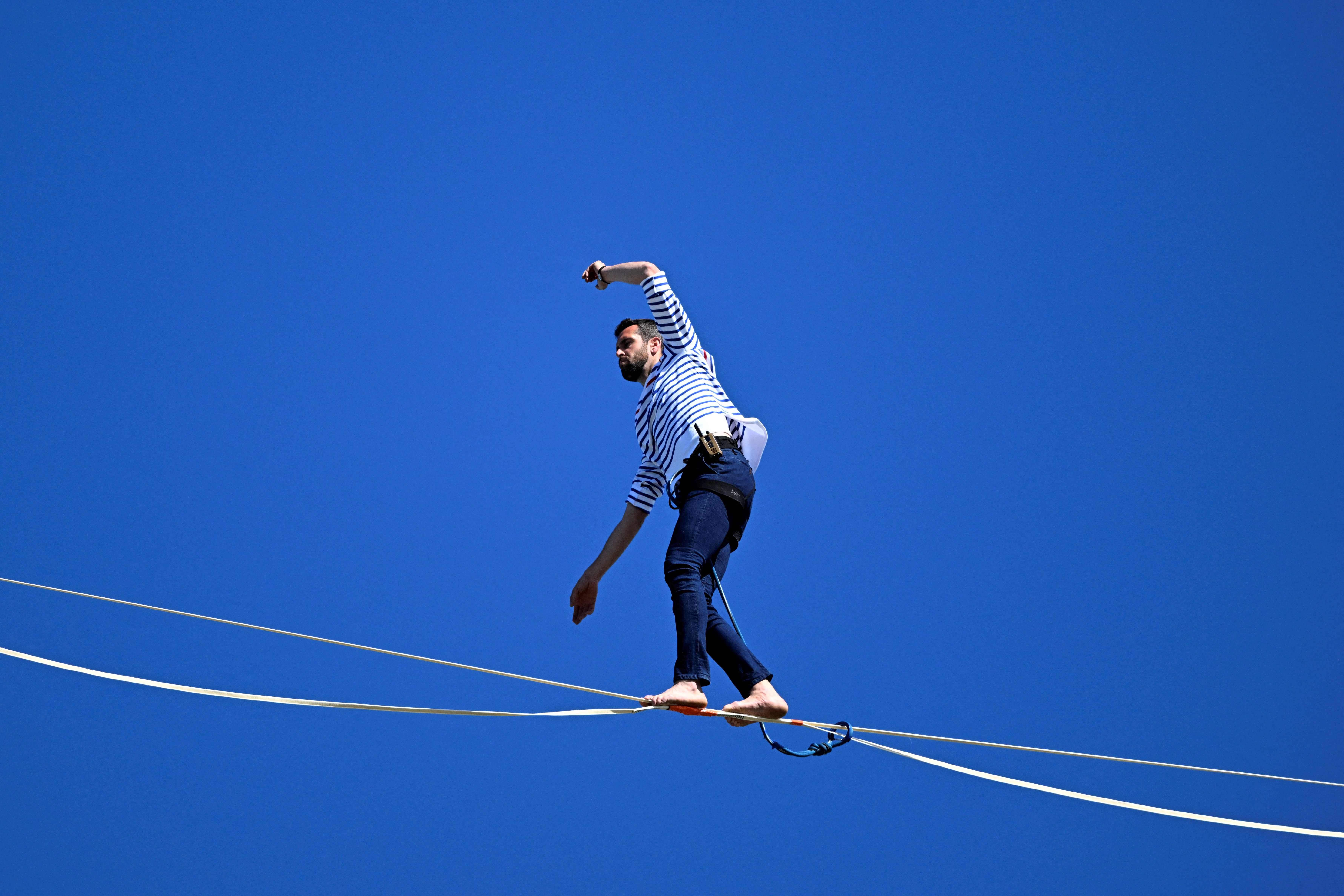 El equilibrista francés Nathan Paulin camina sobre una cuerda floja en la bahía de Le Mont Saint-Michel, en el noroeste de Francia, durante su intento de récord mundial de distancia