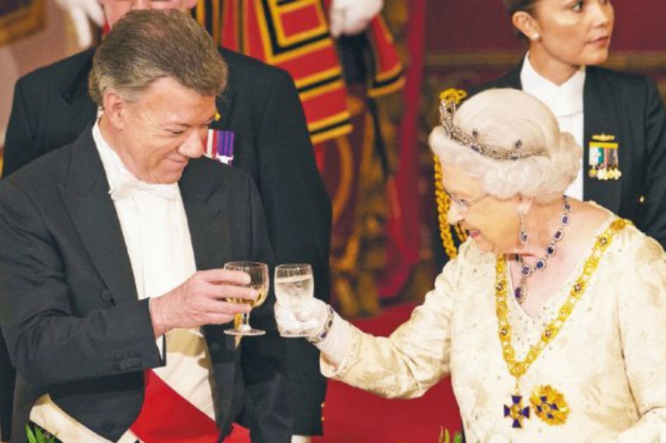 La reina Isabel II y el presidente Juan Manuel Santos, durante el banquete ofrecido en honor al mandatario en el palacio de Buckingham. / AFP
