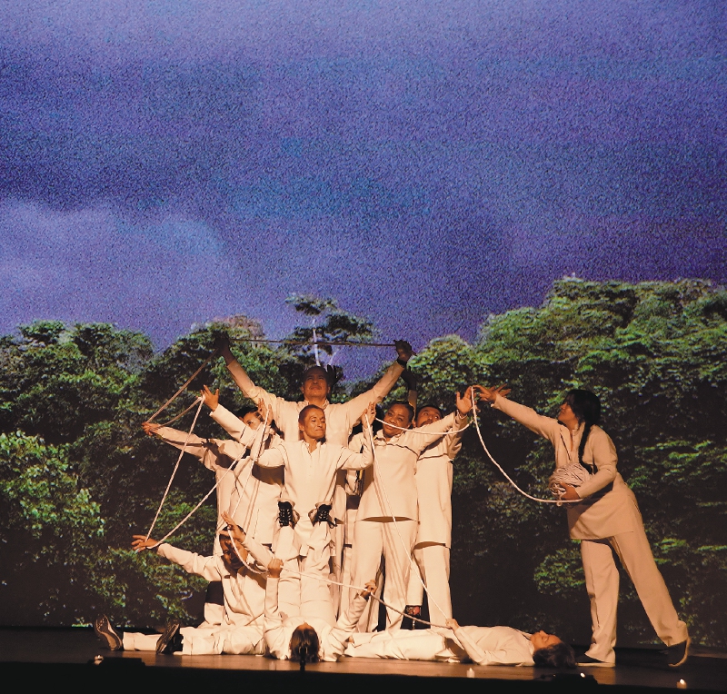  Escena de Victus, obra que se presentará este fin de semana en el Teatro Cólón y que incluye a todo tipo de actores del conflicto armado.  / Óscar Pérez.