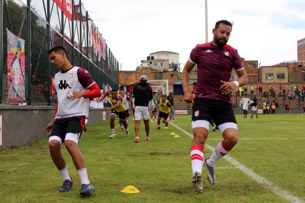 Trabajos precompetitivos de jugadores de Santa Fe previo al encuentro contra Patriotas en el estadio Luis Carlos Galán.