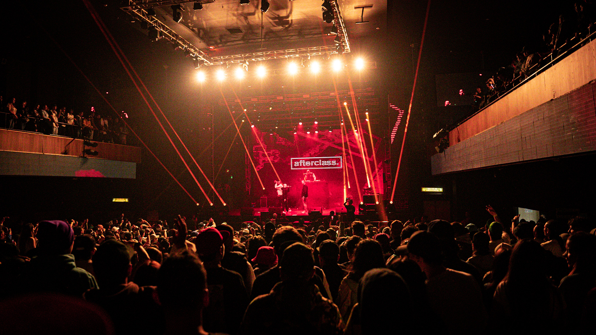El Royal Center se iba llenando cada vez más mientras Dj Cas armonizaba el ambiente con una selección entre clásicos del rap norteamericano y latino. El ritual seguía en su génesis mientras el humo alcanzaba el techo del lugar al ritmo de los beats noventeros de artistas como Dr. Dre y Big Poppa.