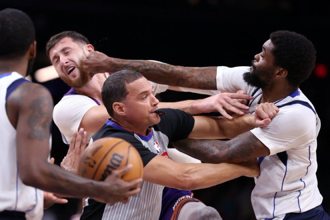 Jugadores fueron expulsados tras pelear en el partido Mavericks vs. Suns: video