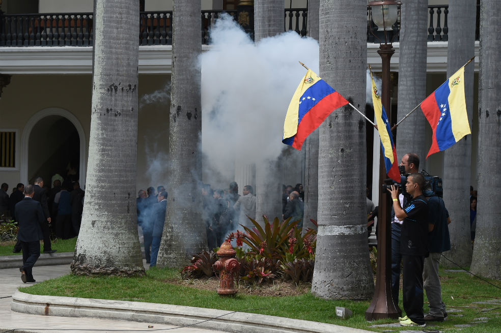 En imágenes: Así irrumpieron los chavistas en la Asamblea Nacional