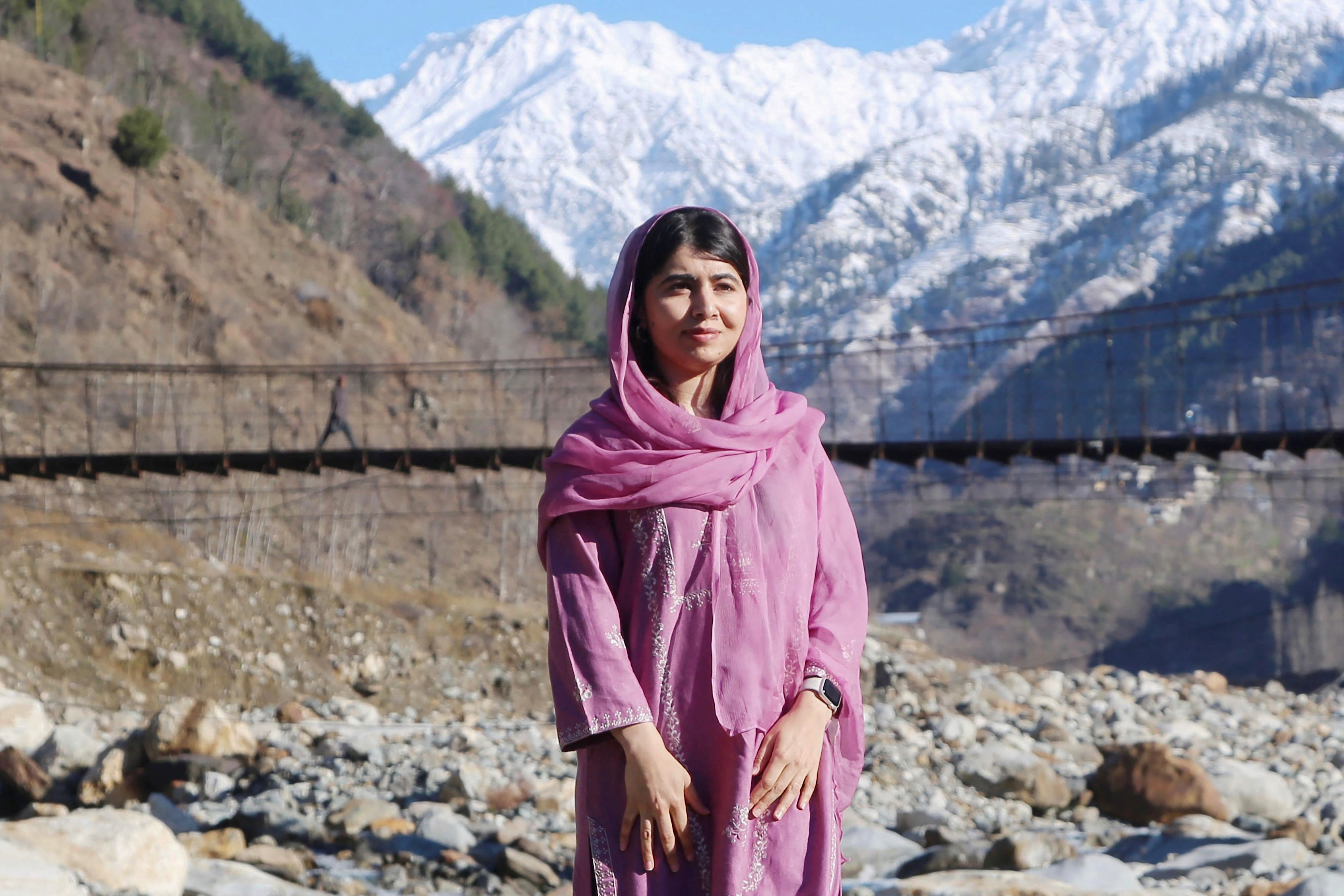 Malala regresa a su pueblo natal en Afganistán 13 años después de ser atacada