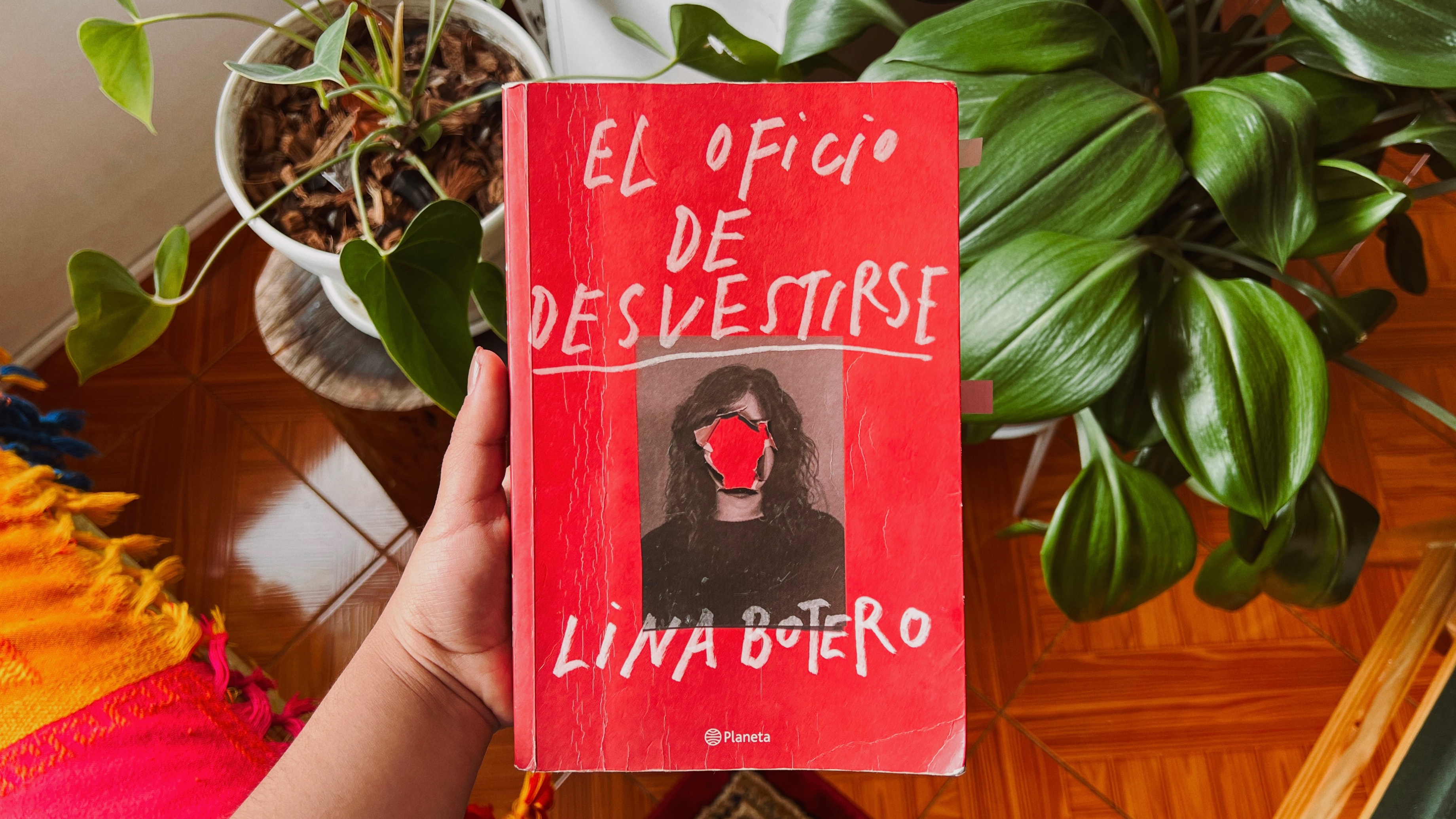 El libro rojo. "El oficio de desvestirse", de Lina Botero.