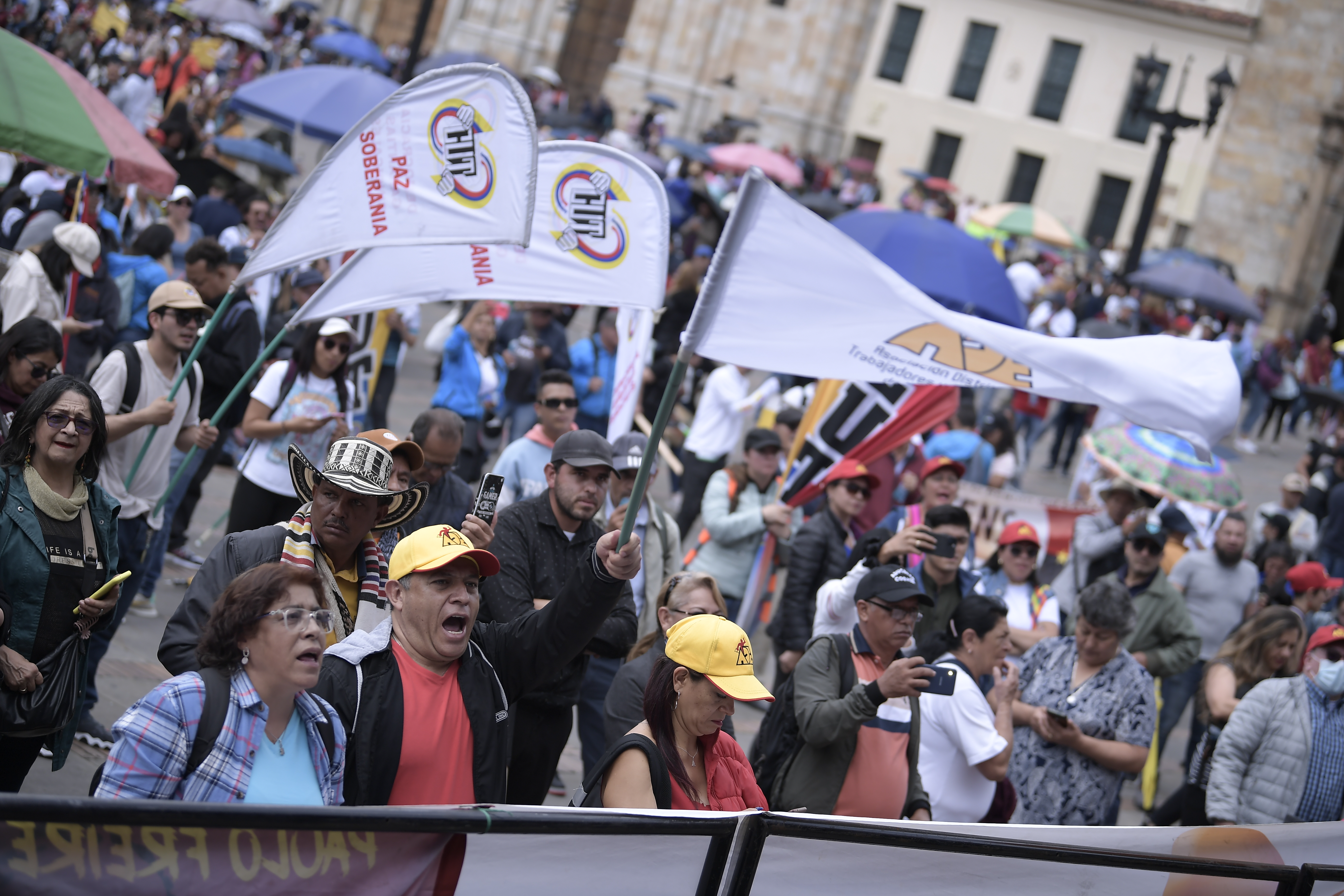 Pese a reproche de la Sec. de Educación, miles de maestros entran a paro en Bogotá