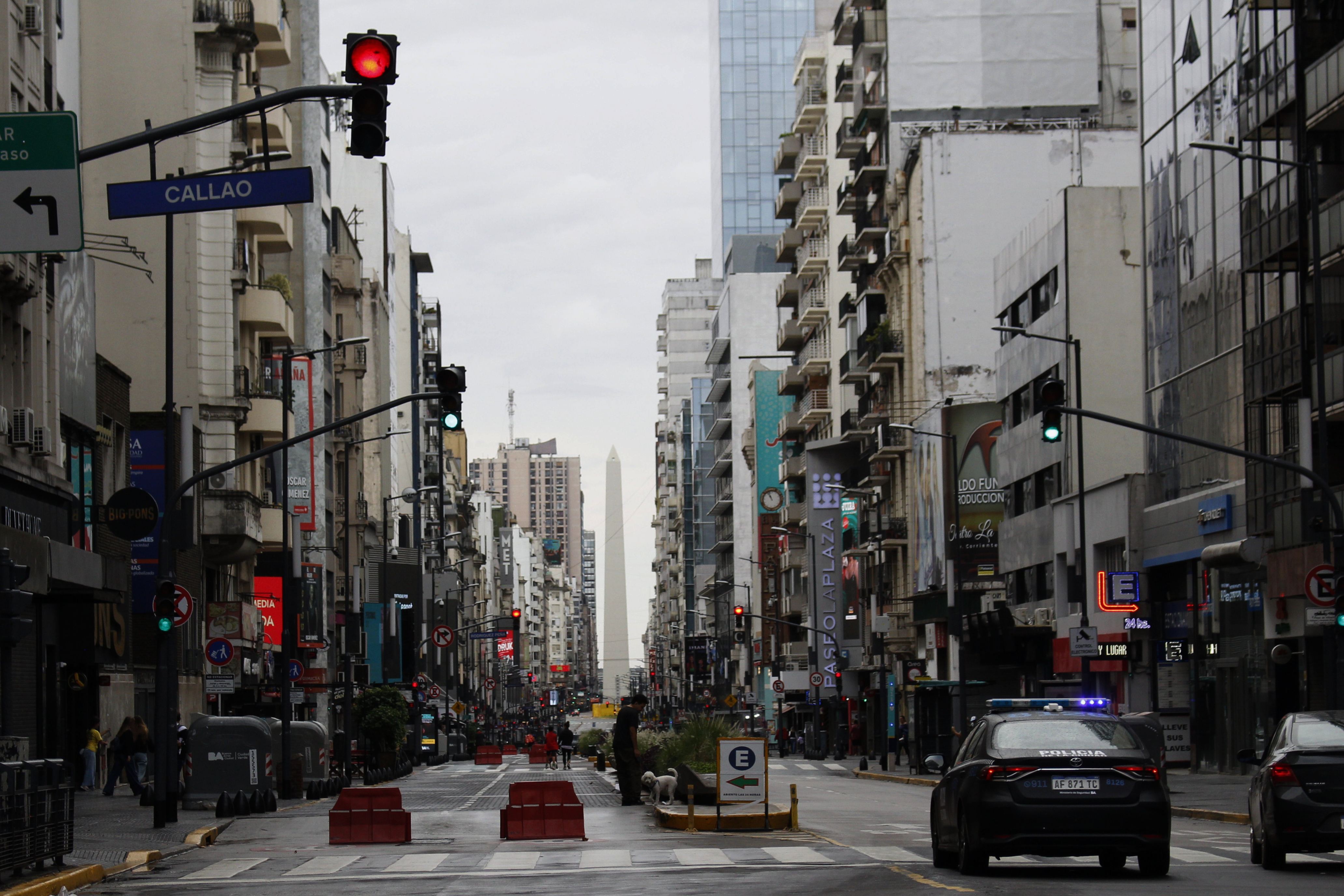 Buenos Aires es una ciudad que se escribe con tinta de melancolía y pasión: las calles recuerdan icónicas portadas de discos musicales, las esquinas susurran versos de Borges y Cortázar y las canchas de fútbol son catedrales donde hasta el más ateo le reza a Maradona.