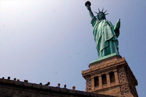 Arrestan a estadounidense por falsa amenaza de bomba contra la Estatua de la Libertad
