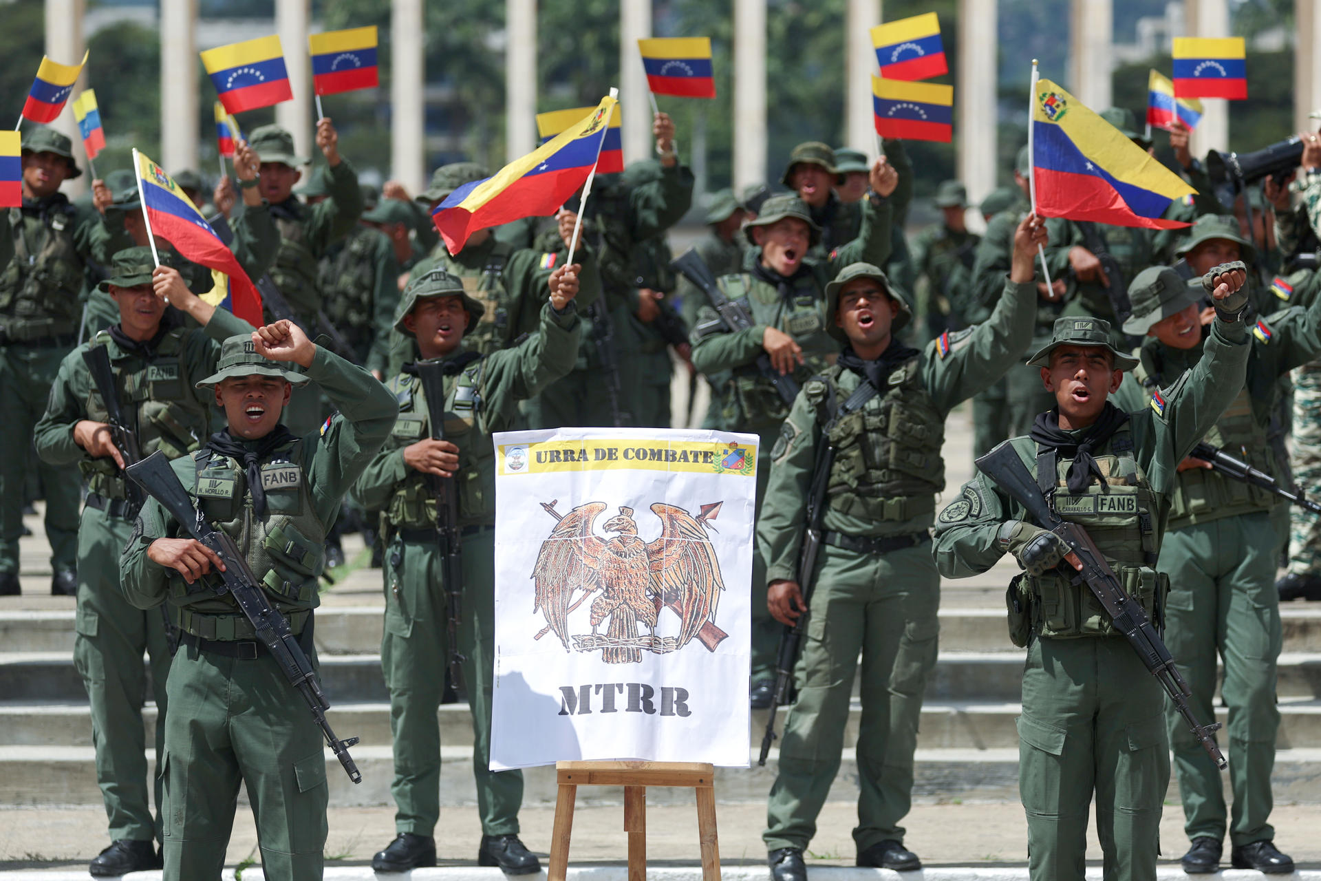 AME1115. BOGOTÁ (COLOMBIA), 30/12/2025.- Fotografía de archivo del 20 de septiembre de 2025 que muestra a integrantes de la Fuerza Armada Nacional Bolivariana (FANB) de Venezuela participando en ejercicios militares, en Caracas (Venezuela). El Gobierno de Venezuela aseguró que la FANB ha destruido, en el transcurso de este año, 39 aeronaves usadas para el narcotráfico, la mayoría en operaciones en estados fronterizos venezolanos con Colombia, como Apure (oeste) y Amazonas (sur, también limítrofe con Brasil). EFE/ Miguel Gutiérrez ARCHIVO