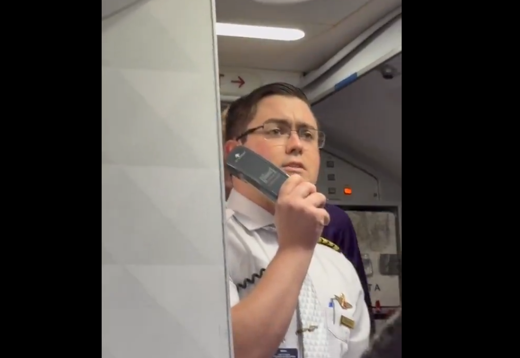 El capitán enviando el mensaje a los pasajeros.
