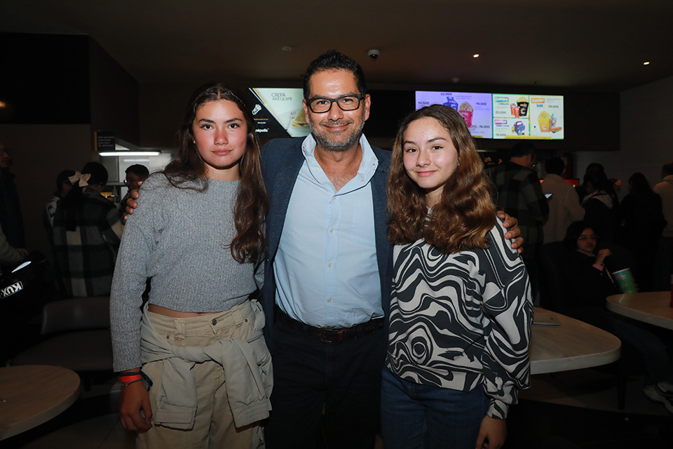 Juan Sebastián Aragón con sus hijas Lourdes y Paz