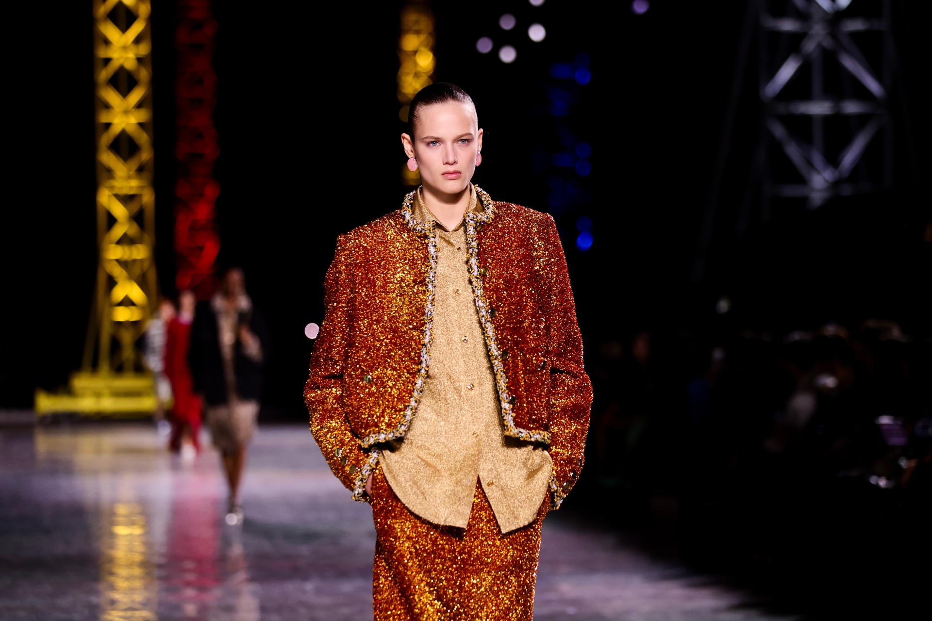 Paris (France), 09/03/2026.- A model presents a creation from the Fall/Winter 2026 collection of French-Belgian designer Matthieu Blazy for Chanel during Paris Fashion Week, in Paris, France, 09 March 2026. The presentation of the women's collections runs from 02 to 10 March 2025. (Moda, Francia) EFE/EPA/TERESA SUAREZ