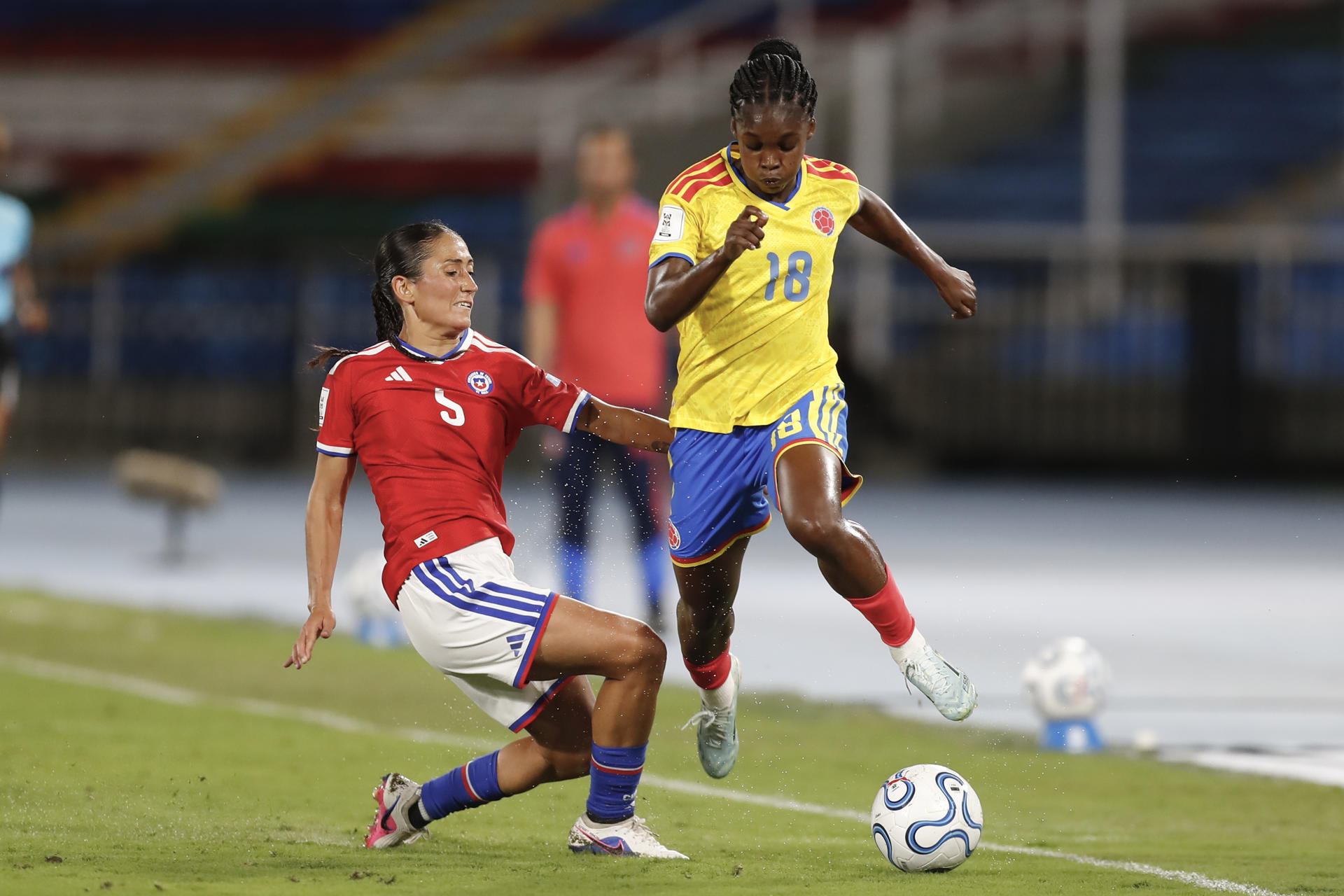 AME3524. CALI (COLOMBIA), 14/04/2026.- Linda Caicedo (d) de Colombia disputa el balón con Nayadet López de Chile este martes, en un partido de la Liga de Naciones Femenina entre Colombia y Chile en el estadio Olímpico Pascual Guerrero en Cali (Colombia). EFE/ Ernesto Guzmán Jr