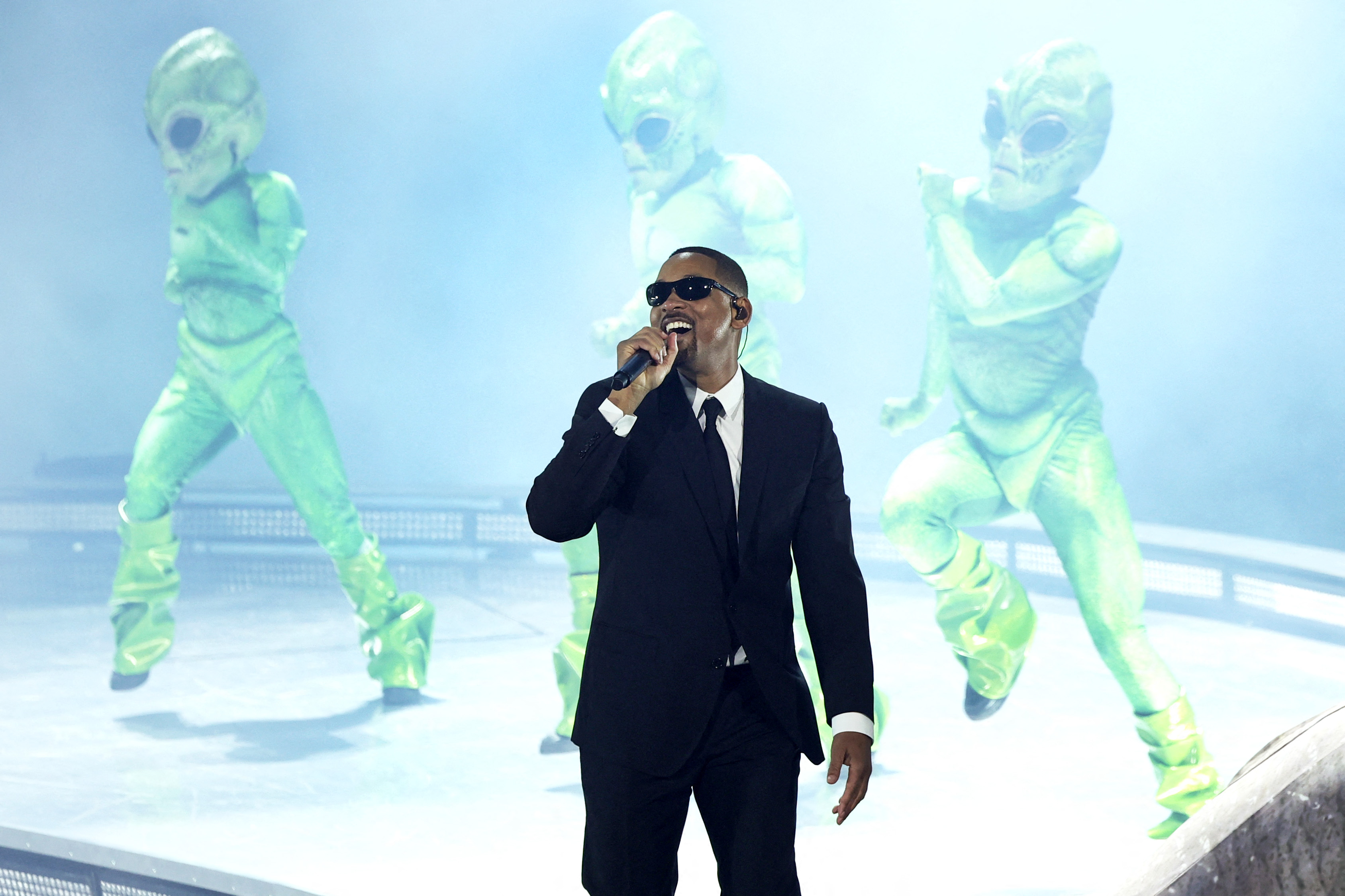 Will Smith canta una versión de la canción "Men in Black".