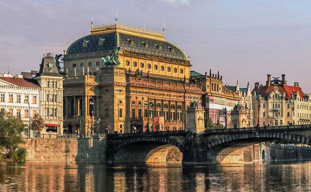 Julio es uno de los meses más cálidos y soleados del año en Praga, con temperaturas que suelen oscilar entre 15°C y 25°C