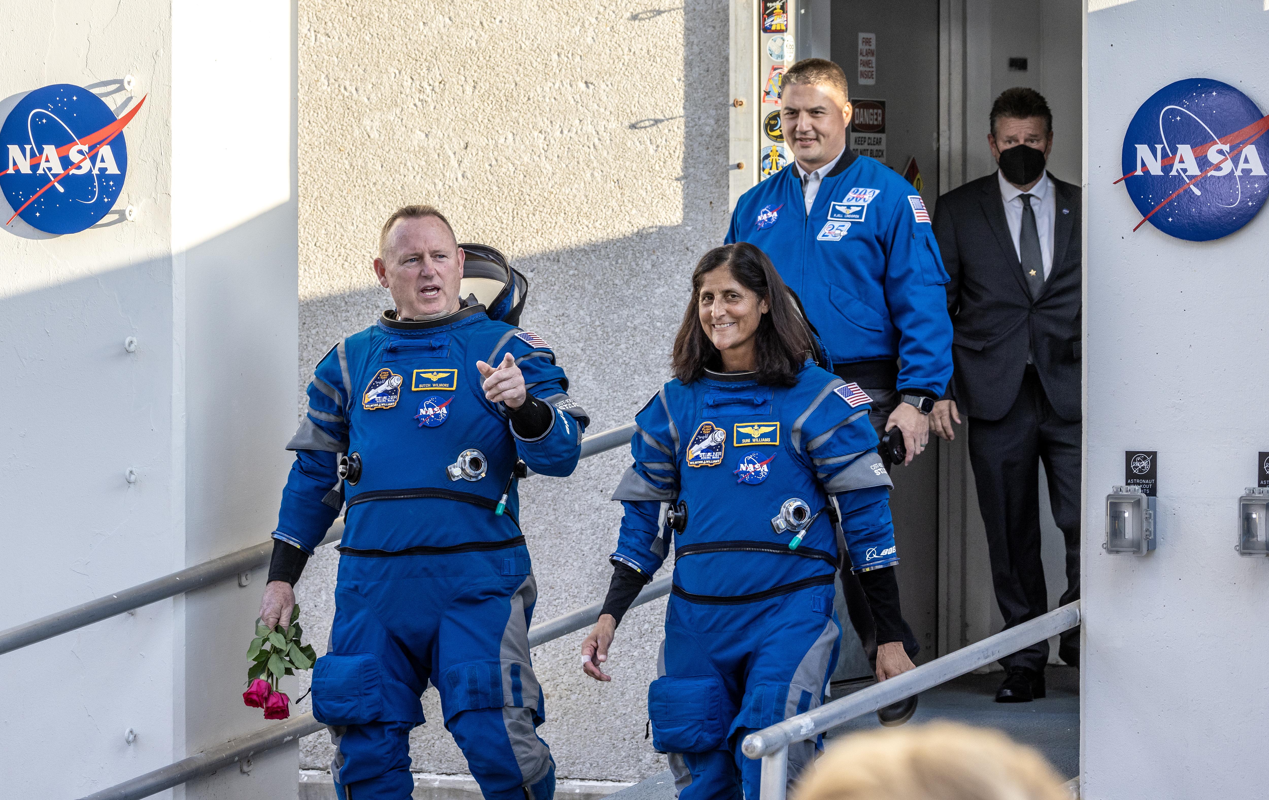 Titusville (Usa), 06/05/2024.- Members of the NASA Boeing Crew Flight Test Butch Wilmore (L) and Suni Williams, both of NASA, walk out of the Neil A. Armstrong Operations and Checkout Building to the Space Launch Complex-41 in Titusville, Florida, USA, 06 May 2024. Wilmore and Williams will launch aboard Boeing's Starliner spacecraft on a United Launch Alliance Atlas V rocket. The flight test, targeted for launch at 10:34 pm EDT on 06 May, serves as an end-to-end demonstration of Boeing's crew transportation system and will carry NASA astronauts Butch Wilmore and Suni Williams to and from the International Space Station. EFE/EPA/CRISTOBAL HERRERA-ULASHKEVICH