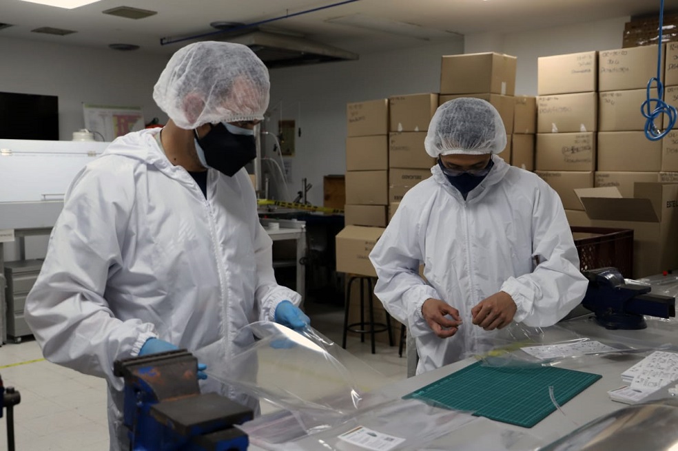 Ahora los estudiantes están fabricando mascarillas.