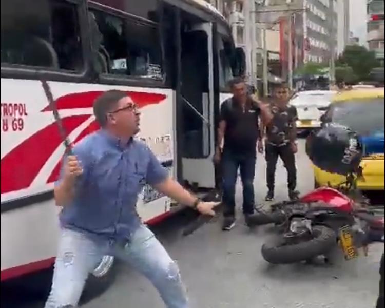 Video: A machete y patadas, así se soluciona ahora un choque simple ¿y la Policía?