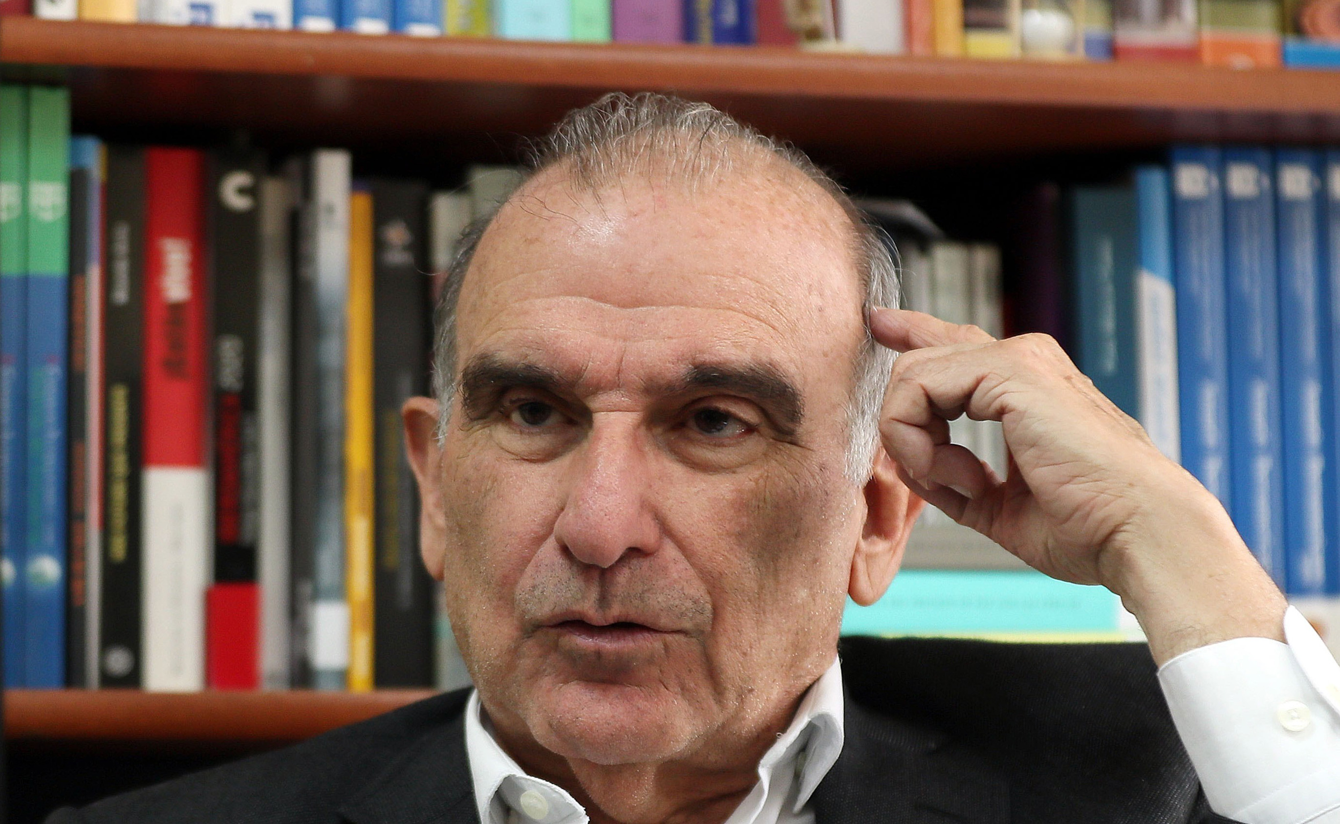 AME6122. BOGOTÁ (COLOMBIA), 15/05/2024.- Fotografía de archivo fechada el 18 de febrero de 2019 que muestra a Humberto de La Calle Lombana, jefe del equipo negociador del gobierno colombiano en el proceso de paz con las Fuerzas Armadas Revolucionarias de Colombia (FARC), durante una entrevista con EFE en Bogotá (Colombia). De la Calle calificó de "sorprendente" el anuncio del presidente Gustavo Petro de que denunciará ante la ONU que el Estado no cumple el acuerdo de paz firmado en 2016, porque la responsabilidad de la ejecución es justamente del Ejecutivo. "La declaración del señor presidente de la república sobre incumplimiento del acuerdo del Teatro Colón, suscrito por las extintas FARC (el 24 de noviembre de 2016), es francamente sorprendente", manifestó De la Calle en una declaración. EFE/ Mauricio Dueñas Castañeda