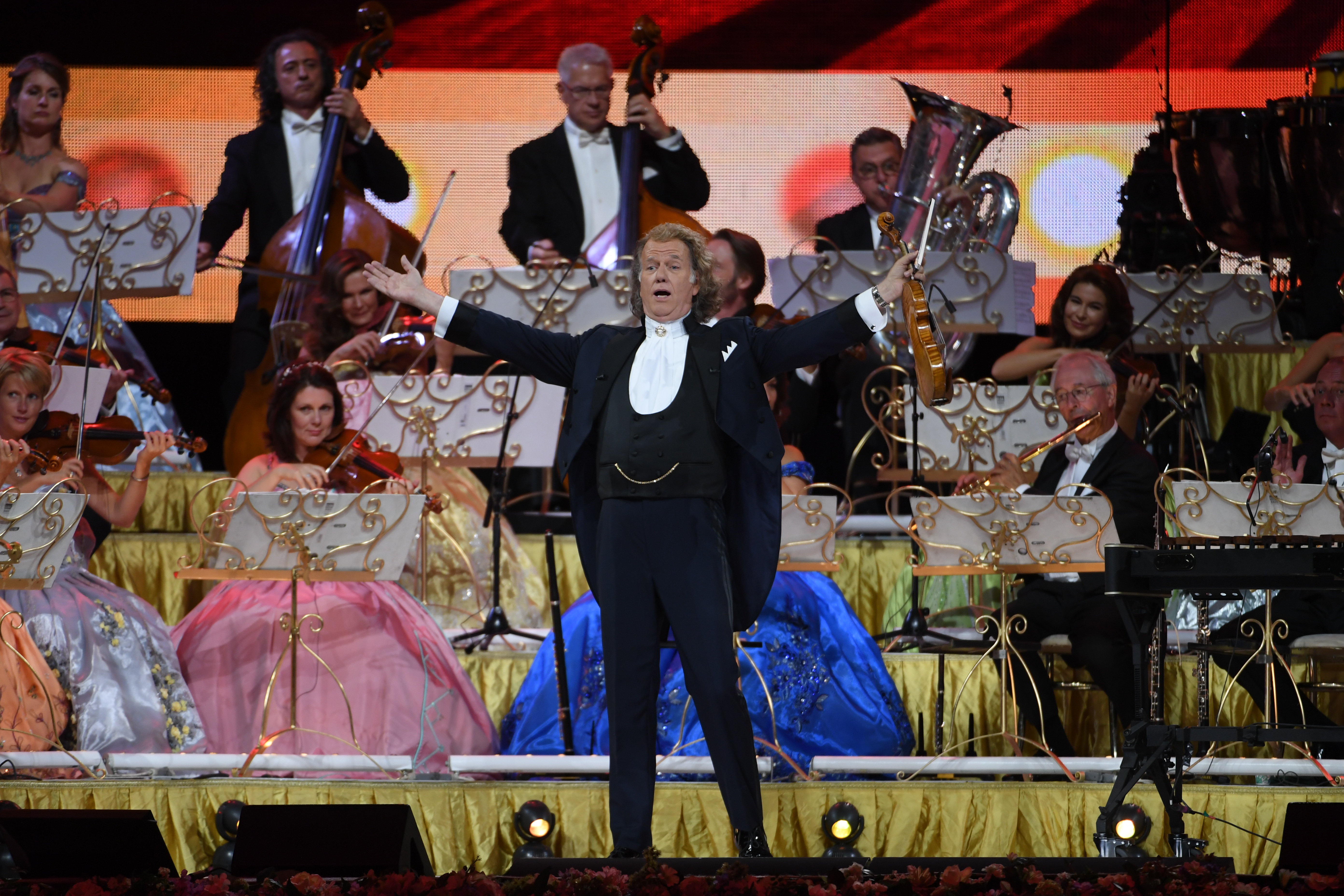 El famoso violinista André Rieu regresará a Colombia en 2024 junto a su orquesta